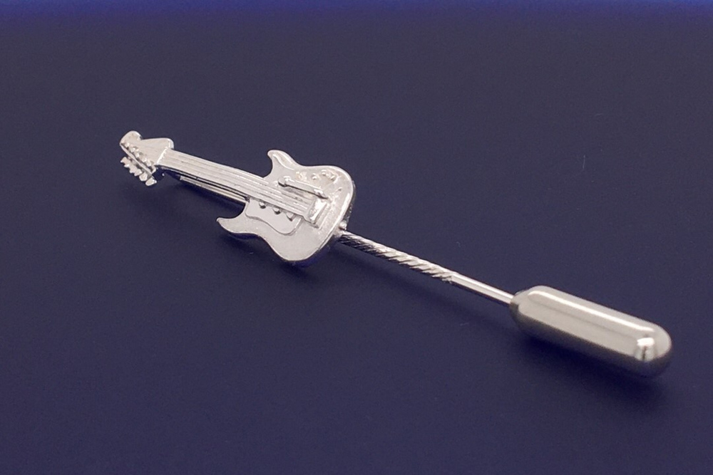 Kleine Elektro-Gitarre als Nadel mit Schiebesicherung
