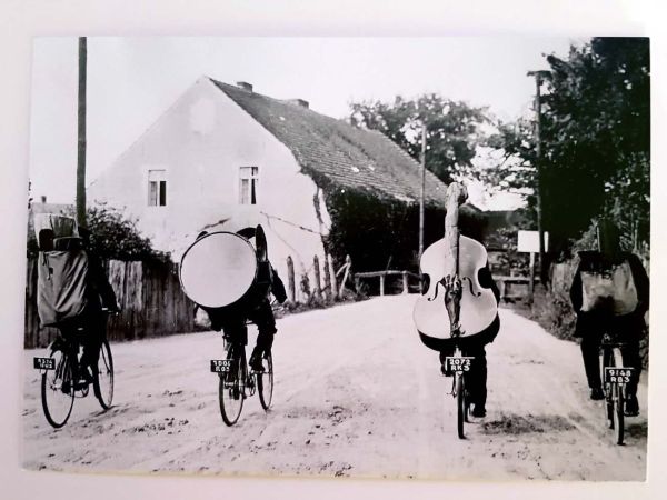 Postkarte Musiker auf dem Fahrrad